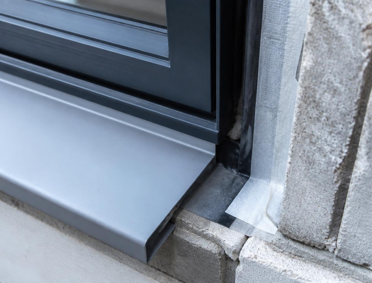Fensteranschluss mit Dichtband und Metallfensterbank im Detail